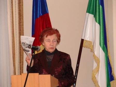 Нина Павловна читает доклад на втрече, посвященной роду Каневых Ижемского района. Февраль 2009 г._1.jpg